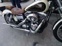  作業を始めようと思ったら  Harley１５００ｃｃのご来店  LEADの12倍というとんでもない排気量・・・。  カラーリングはBOSSのカフェオレだそうです。  新車から全塗とは・・・。本物ですね。 
