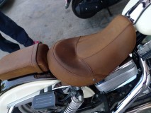  シートはレザージャケットでリメイクしたそうです。  かなり味が出ていい感じですね。 