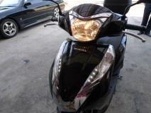  さー気を取り直して  早速作業にかかります。  バイクは車と違ってバルブを交換するだけでも  いろいろと外すものがあって  以外に工賃がかかります。 