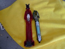 アクアのアウターハンドルイルミ施工とナビパネルのフロッキーコーティング ハンドルを外して分解したところです。 精密な電子機器がびっしり・・・。 LEDの入る余地は・・・