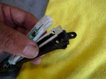 アクアのアウターハンドルイルミ施工とナビパネルのフロッキーコーティング LEDを仕込みます。