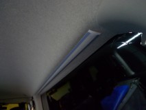  天井に固定する作業に時間がかかり  結局天井を降ろすことに・・・。  リア側なので結構楽に降ろせました。  写真ありませんが裏から固定して戻しました。 