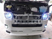 4型ハイエースのエアコンパネル打ち替えと他HID/LED加工 4型からヘッドライトユニットはバンパー外さずに取り外すことが可能です。