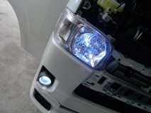 4型ハイエースのエアコンパネル打ち替えと他HID/LED加工 ヘッドライトは10000Kをチョイス フォグランプはノーマルのままだと色が違いすぎるので、ブルーフィルムを入れました。