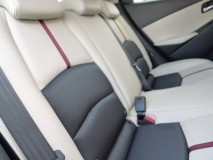 Skyactive デミオ の室内灯LEDとバックランプ・ライセンスLED化 シートはこのクラスでは考えられないくらい豪華 Aクラスや1シリーズにも引けを取りません。長友が言ってたことも嘘ではないです。