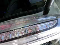 C26セレナのテールユニット加工作業 完全から割りではなく一部切開で施工しております。なのでテール加工としては脅威の半日作業となっております。通常テール加工は切開から殻閉じまで最低でも2日は必要になる作業ですが、裏側の部分を切開することで時間短縮できました。ただし加工可能な内容は少なくなります。