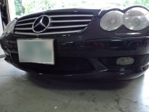 R230 SL Mercedesのスカッフプレート他取付 続いてフロントリップスポイラーの取り付け。