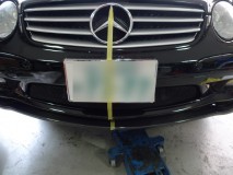 R230 SL Mercedesのスカッフプレート他取付 ある程度テープでセンター出しして両面で仮固定後ビス固定しました。この手の商品はなかなかピタッと合わないものですが、今回の商品はなかなか優秀!若干の補正でOK。