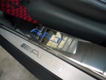 R230 SL Mercedesのスカッフプレート他取付 なかなかインパクトあります。両面テープだけでは不安なので接着剤&コーキングのダブル攻撃。