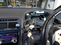  やっぱりメーター外すまでにいろいろなビスを・・・。この時代の車はビスが多い！ 