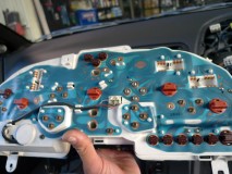  茶色の電球がバックライト照明のもの。メータそれぞれに色をつける場合は、針を外して文字盤裏に着色フィルムを貼り付けます。 