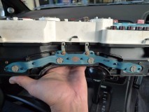  下からなぜか文字盤を照らす電球が・・・。意味あんのかな？今回は青色LEDをチョイス。 