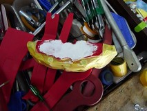  削った後はパテで荒く埋めて平らに仕上げます。もともと鋳物のレプリカなので、肌荒れがあるのが自然です 