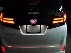 30型アルファードのリアエンブレム加工とカーボンシート貼り