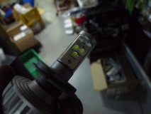  ロービームがLED2発、ハイビームが1発。発光点がセンターからズレているため、カットラインはおそらく出ません。 