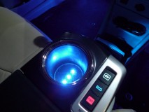 プリウスアルファーの打ち替え他いろいろ作業 ドリンクホルダーはLEDの上にアクリルをはめています。