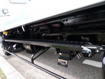FUSO キャンターのバックカメラとオンダッシュナビの取付 配線ラックには余裕があったので難なく配線は通せましたが、キャビンまでが大変でした。