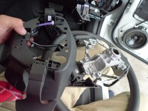 新型インプレッサのエアコンパネル他LED打ち替え やっぱりステアリングスイッチはハンドル脱着が必要でした。エアバッグのピンも3箇所ですが上2箇所を見つけるのに滅茶苦茶苦労しました。