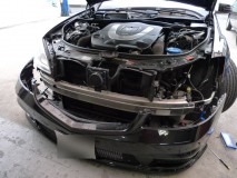 W221 Mercedes Benz のヘッドライトウィンカー修理・・・断念! まずはバンパーを外します。外品エアロになっていたのでビス2箇所とナット1箇所で止まっていました。