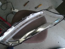 W221 Mercedes Benz のヘッドライトウィンカー修理・・・断念! 早速ヘッドライトを殻割りして水分を除去します。この時絶対にカバー内側に触れないこと。マイクロファイバーのウエスで拭き取りしてもあとでヘッドライトが点灯すると拭きムラが浮かび上がります。エアーのみで水分を除去します。