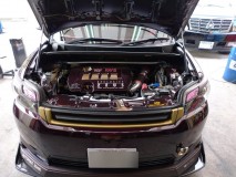 ルミオンのヘッドライト修理 何度も水が混入していたということで、ヘッドライトの縁にはこれでもかというぐらいコーキングがガチガチ。殻割りはけっこう大変でした。