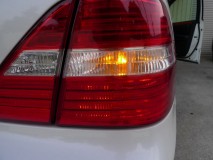  ウィンカーはLED化するとハイフラが発生するため、抵抗を取り付けしました。運転席下のコンピューターに左右まとめて1個の抵抗を取り付けすることで対応できました。 