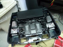 室内灯ユニットは20型とは全く異なります。室内灯を明るくしたいというご要望がたくさんありますが、LED自体はかなり明るいものが使われています。暗く感じる原因は拡散性にあるようです。かなりスポット的に照らすように作られているため、面で均等に照らす照明が必要だと感じました。 