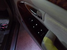  この車はパワーウィンドウスイッチが一番面倒で、パネル脱着が必要になってきます。 