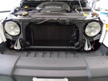 JEEP WRANGLER ジープ ラングラー のHID・LED化 初めての車種なので、まずは施工する方法を検証しました。助手席側は空間がありますが、運転席側には全く空間がありません。そのためヘッドライトユニットを外すことにしました。