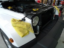 JEEP WRANGLER ジープ ラングラー のHID・LED化 3点の爪でガッチリ固定されているので、分解までにかなり時間がかかってしまいました。HIDも電圧が不安定なため、動作が安定しません。