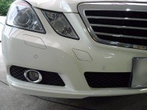 W212前期のデイライト取付(持ち込み) この手の車はバンパーを外さずにグリル部分が取り外せる車種が多いのですが、W212は残念ながらバンパー脱着が必要でした。