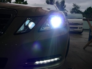 W212前期のデイライト取付（持ち込み）