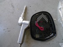  基盤はそのままの状態でも挿入は可能ですが、よりスムーズかつ確実にインストールするため、ベルトサンダーを使って内部にスペースを作り、しっかりと埋め込みました。 