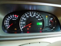  スピードメーターも軽自動車とは思えないほどLEDが配置されています。文字盤は白色、液晶は緑、シフトポジションはそれぞれ色を変えました。 
