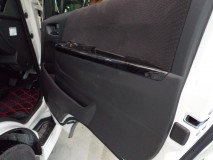 4型ハイエースのウェルカムランプとアウターハンドルイルミ施工 まずは内張りを外してミラーを取り外します。