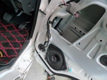 4型ハイエースのウェルカムランプとアウターハンドルイルミ施工 スピーカーはお客様で交換されました。