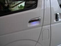 4型ハイエースのウェルカムランプとアウターハンドルイルミ施工 アウターハンドルは結局外すことができなかったので、この状態で作業しました。