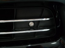  バンパーを外そうとしたら謎なネジが。断線しそうなので今回はそのまま施工しました。 