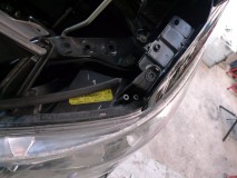 ラインテープを前に向けて貼り付けます。 