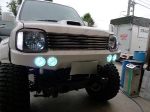 ジムニーシエラ！？のELメーターインストールと４灯フォグのHID化