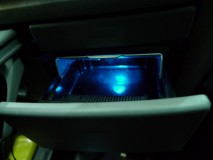 60ヴォクシーのスピードメータ打ち替えとELメーター他LED化 灰皿照明も青色に変更しています。グリーンのフィルムが被っていますが、青色であれば光が透けるのでそのままでもOKです。電球はT5ウェッジを使用しています。