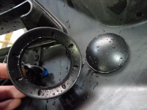  フォグカバーに穴を開けて底に埋め込み固定します。 