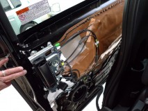  スライドドアのウィンドースイッチ施工には内張りを外す必要があります。 
