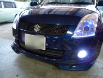 スイフトのヘッドライト加工 LEDの寿命を考慮してアイラインテープはヘッドライト内部に取り付けしました。プロジェクターは殻閉じ前にカットラインを調整しています。