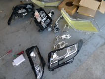 30アルファードのヘッドライト加工 分解してみると、やはり部品の多さに改めて気づかされます。