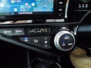 新型アクアのパネル類打ち替えと室内灯LED化