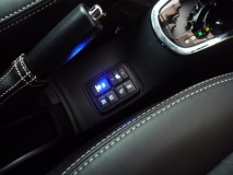  新しい2個口スイッチが暗く感じますね。抵抗を変更することで、明るさを改善できるかもしれません。 