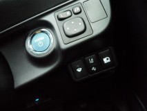  こちらも2個口スイッチだけが暗いのが気になります。 
