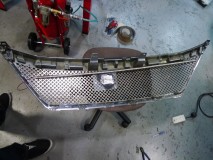 ヴェルファイアのグリルイルミ施工 フロントグリルの上下に、青色のテープLEDを施工しました。