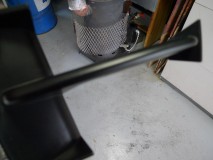 200系クラウンのデイライト施工 カバーだけ外れるので、取り外してカットしていきます。